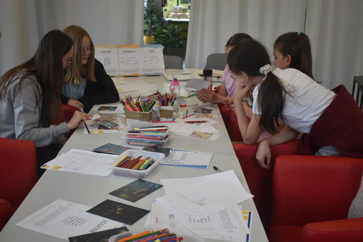 Wymyślanie tytułów do obrazków  (fot. Emilia Drachal)