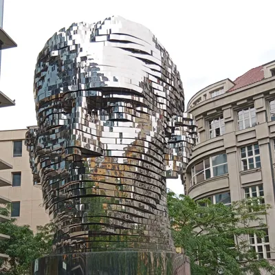 Obrotowa głowa - pomnik pisarza w Pradze